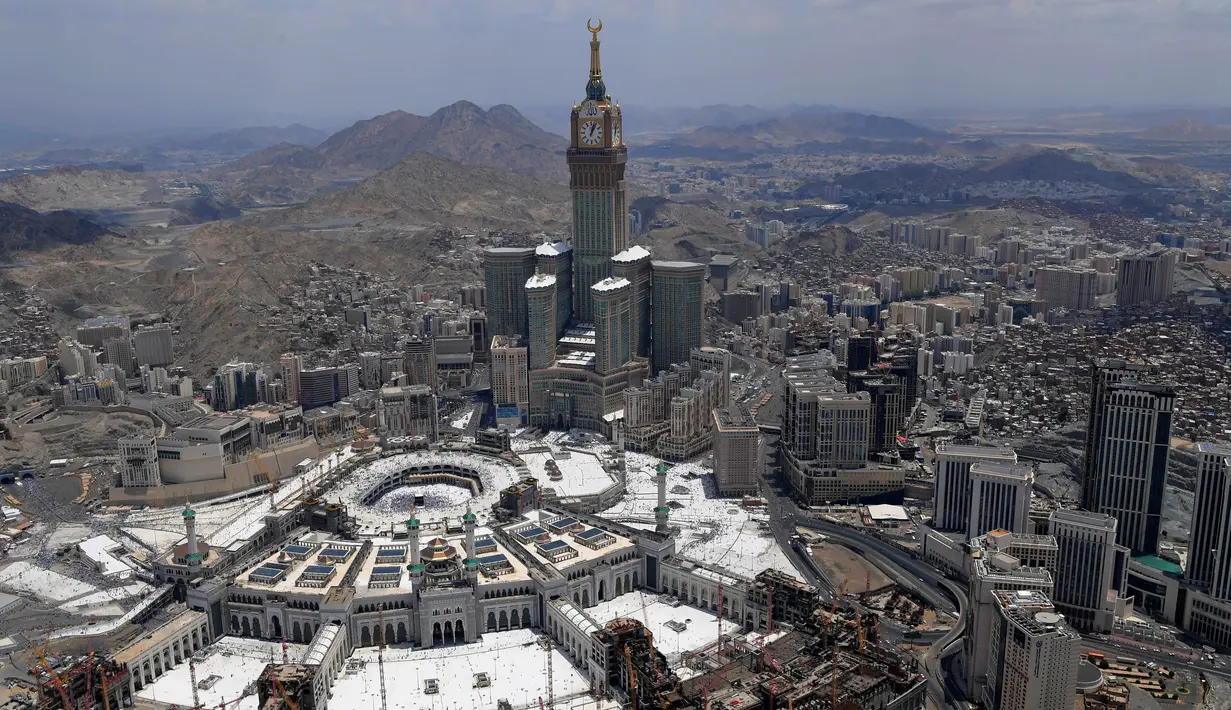 Pemandangan Masjidil Haram dengan Menara Abraj Al-Bait, Makkah, Arab Saudi, Senin (12/8/2019). Abraj Al-Bait merupakan menara jam tertinggi di dunia dengan dihiasi dua juta lampu LED dan dipasangi jutaan kaca mozaik serta menelan biaya Rp 10,6 triliun. (FETHI BELAID/AFP)
