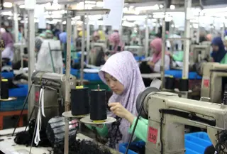 Buruh atau pekerja perempuan di sebuah pabrik di Purbalingga, Jawa Tengah. (Foto: Liputan6.com/Kominfo PBG/Muhamad Ridlo)