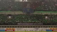 Koreo "Superman" yang disajikan Viking Persib Club pada laga Persib vs Borneo FC di Stadion GBLA, Bandung, Sabtu (21/4/2018). (Bola.com/Muhammad Ginanjar)