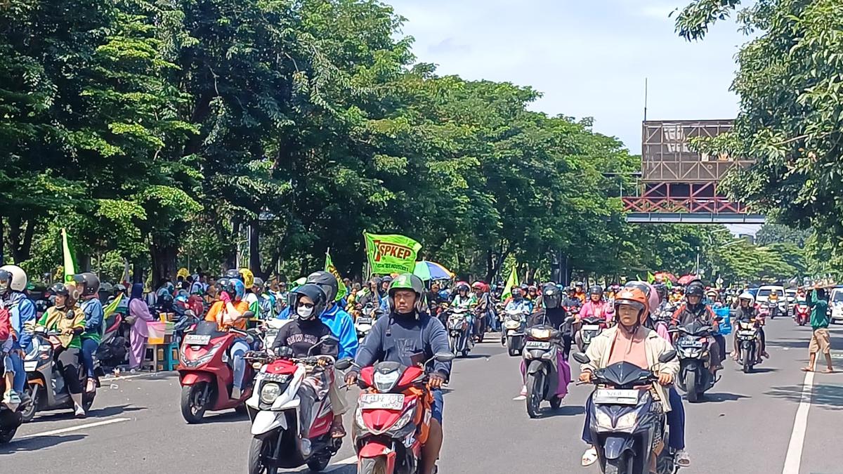 Buruh Geruduk Surabaya Aksi May Day, Tagih Realisasi Janji Khofifah Terkait Jamperda Berita Viral Hari Ini Senin 20 Mei 2024