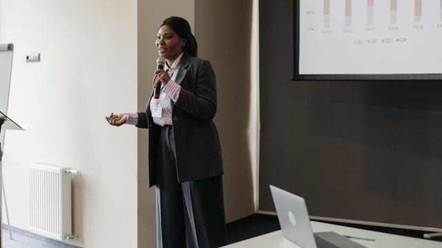 Ilustrasi berpidato, seminar, lokakarya