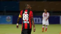 Boaz Solosa saat berlatih bersama tim Persipura Jayapura di Stadion Mandala, Jayapura. (Bola.com/Nicklas Hanoatubun)