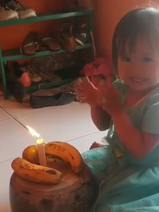 Sedih! Kue Ulang Tahun Bocah Ini Hanya Pisang, Alasannya Bikin Pilu