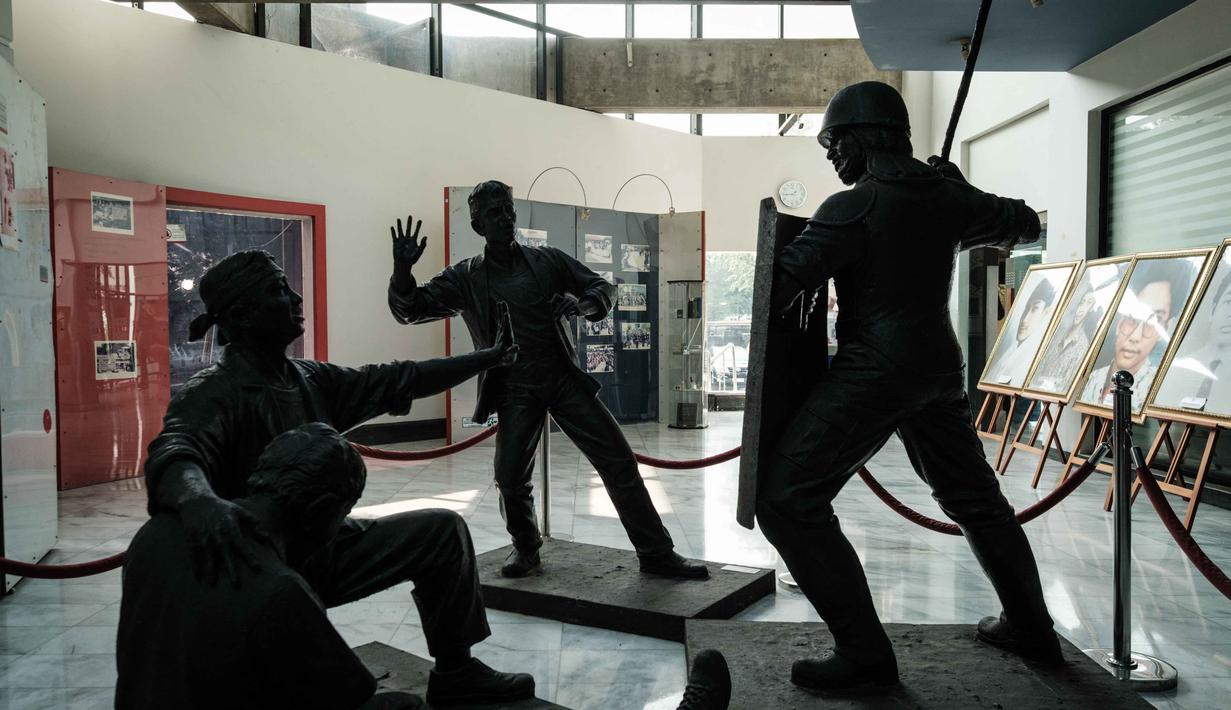 Sebuah diorama yang menggambarkan penembakan terhadap empat mahasiswa oleh pasukan keamanan terlihat di Museum Tragedi 12 Mei di kampus Universitas Trisakti, Jakarta pada 22 April 2026. (Yasuyoshi Chiba/AFP)