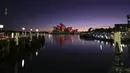 Layar Opera House diterangi dengan proyeksi bunga poppy  selama Remembrance Day Dawn Service di Sydney, Jumat (11/11/2022). Bunga poppy merah menjadi simbol untuk mengenang mereka yang meninggal selama perang. (Saeed KHAN / AFP)
