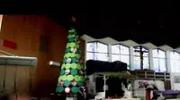 VIDEO: Pohon Natal Unik dari Tampah dan Kusan