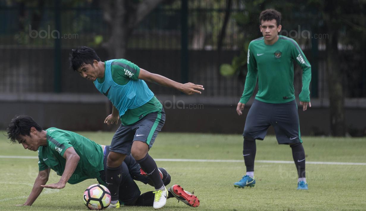 Pemain Timnas Indonesia, Muhammad Arfan, berebut bola dengan Hanif Sjahbandi saat latihan di Lapangan ABC Senayan, Jakarta, Senin (15/1/2018). Pemusatan latihan ini dilakukan jelang Asian Games 2018. (Bola.com/Vitalis Yogi Trisna)