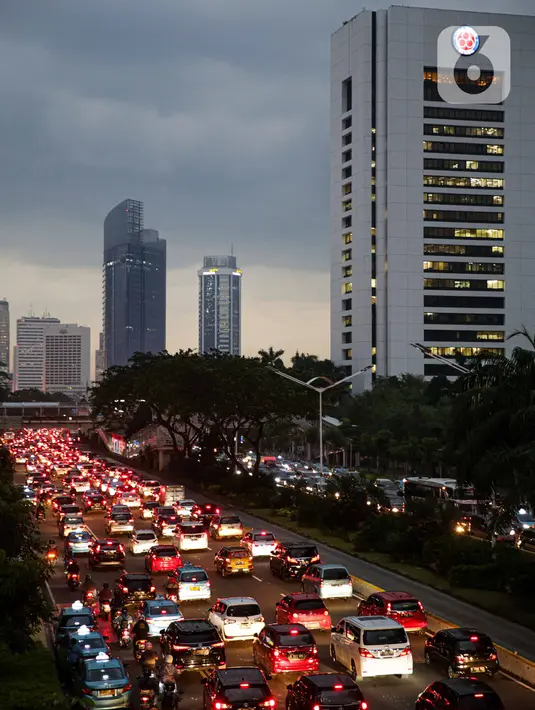 Kendaraan terjebak kemacetan di ruas jalan Jenderal Sudirman, Jakarta, Rabu (25/11/2020). Kemacetan jalanan Ibu Kota usai hujan mengguyur adalah pemandangan yang biasa. Namun di masa pembatasan sosial berskala besar (PSBB) transisi, pemandangan ini kembali muncul. (Liputan6.com/Faizal Fanani)