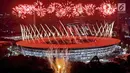 Pemandangan menakjubkan saat pesta kembang api dalam pembukaan Asian Games 2018 di Stadion Utama Gelora Bung Karno (SUGBK), Senayan, Jakarta, Sabtu (18/8). (Bola.com/Iqbal Ichsan)