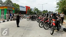 Petugas kepolisian tampak berjaga untuk mengantisipasi isu sweeping buruh di kawasan industri Pulogadung, Jakarta, Selasa (24/11/2015). Buruh menuntut dicabutnya Peraturan Pemerintah No 78 Tahun 2015 tentang Pengupahan. (Liputan6.com/Yoppy Renato)