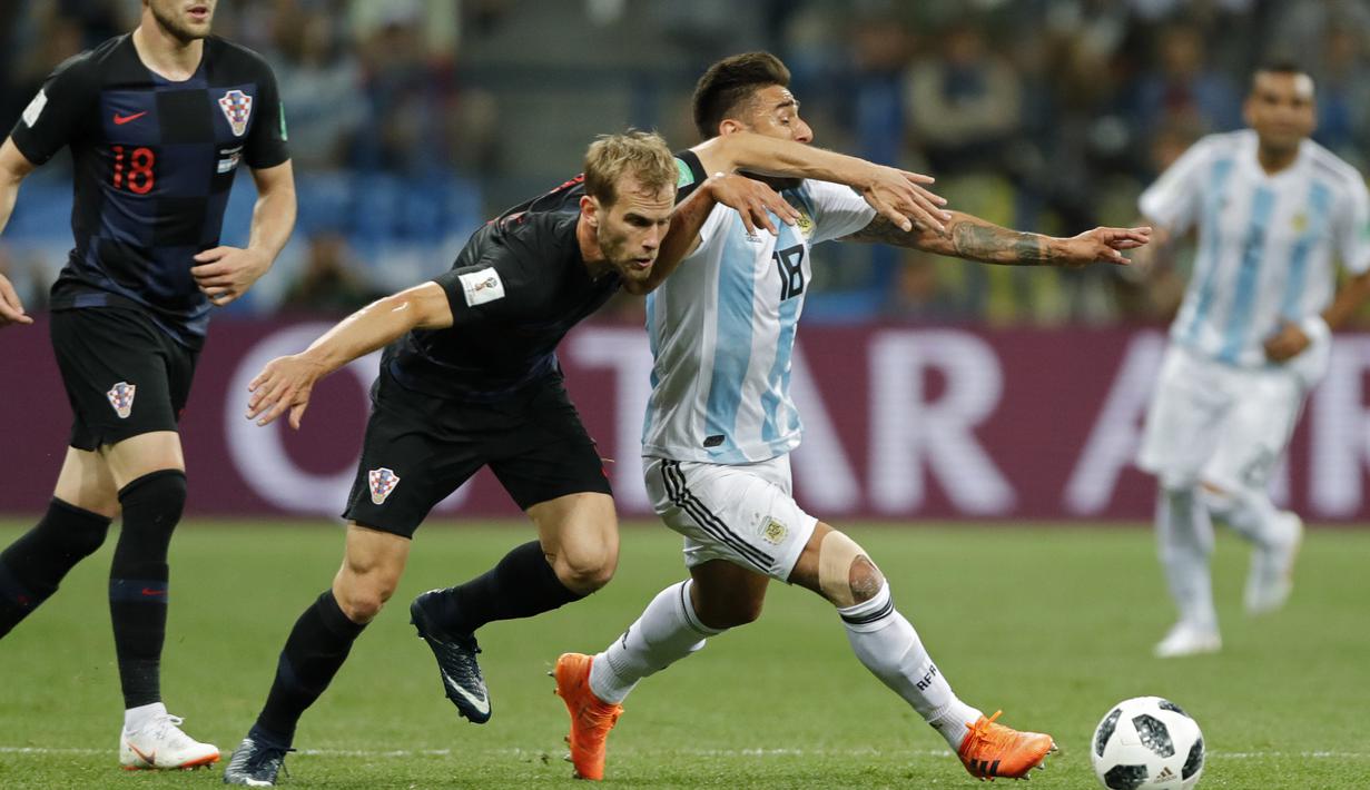 Gelandang Argentina, Eduardo Salvio, berusaha melewati bek Kroasia, Ivan Strinic, pada laga grup D Piala Dunia di Stadion Nizhny Novgorod, Nizhny, Kamis (21/3/2018). Kroasia menang 3-0 atas Argentina. (AP/Ricardo Mazalan)