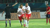 Penyerang Timnas Indonesia, Alberto Goncalves (kedua kiri) bersama Stefano Lilipaly merayakan gol ke gawang Laos pada penyisihan Grup A Sepak Bola Asian Games 2018 di Stadion Patriot Candrabhaga, Bekasi, Jumat (17/8). (Liputan6.com/Helmi Fithriansyah)