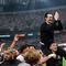 Emiliano Martinez menggendong Unai Emery setelah Aston Villa memastikan gelar juara Liga Europa. (YASIN AKGUL / AFP)