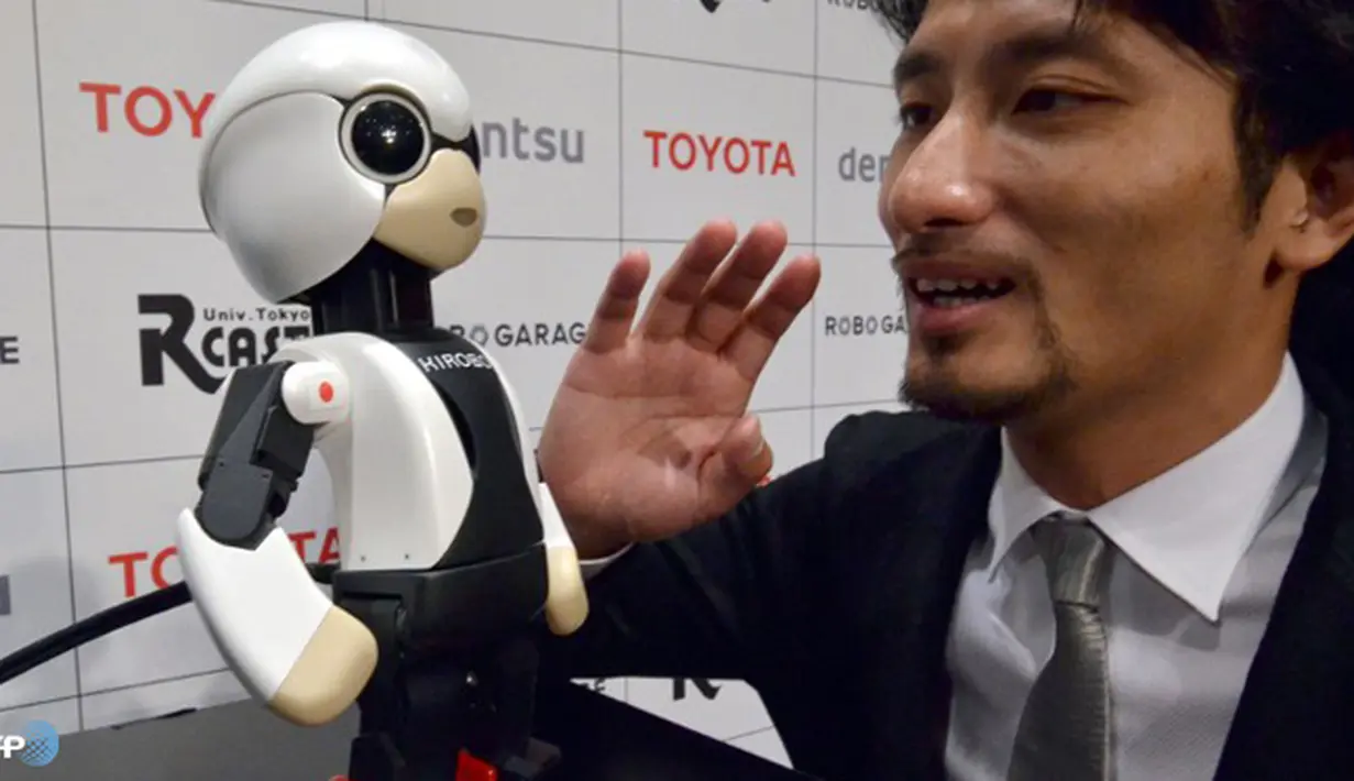 Tomotaka Takahashi menunjukkan robot humanoid Kirobo yang bereaksi terhadap suara Takahashi dan berbicara dengan gerakan di Tokyo pada tanggal 26 Juni 2013. (AFP/Yoshikazu Tsuno/wwn)