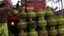 Pekerja tengah menata tabung gas LPG 3 kg di kawasan Tangerang Banten, Kamis (17/2/2022). PT PLN (Persero) akan mendukung program konversi kompor Liquified Petroleum Gas (LPG) ke kompor induksi untuk menekan impor dan APBN. (Liputan6.com/Angga Yuniar)