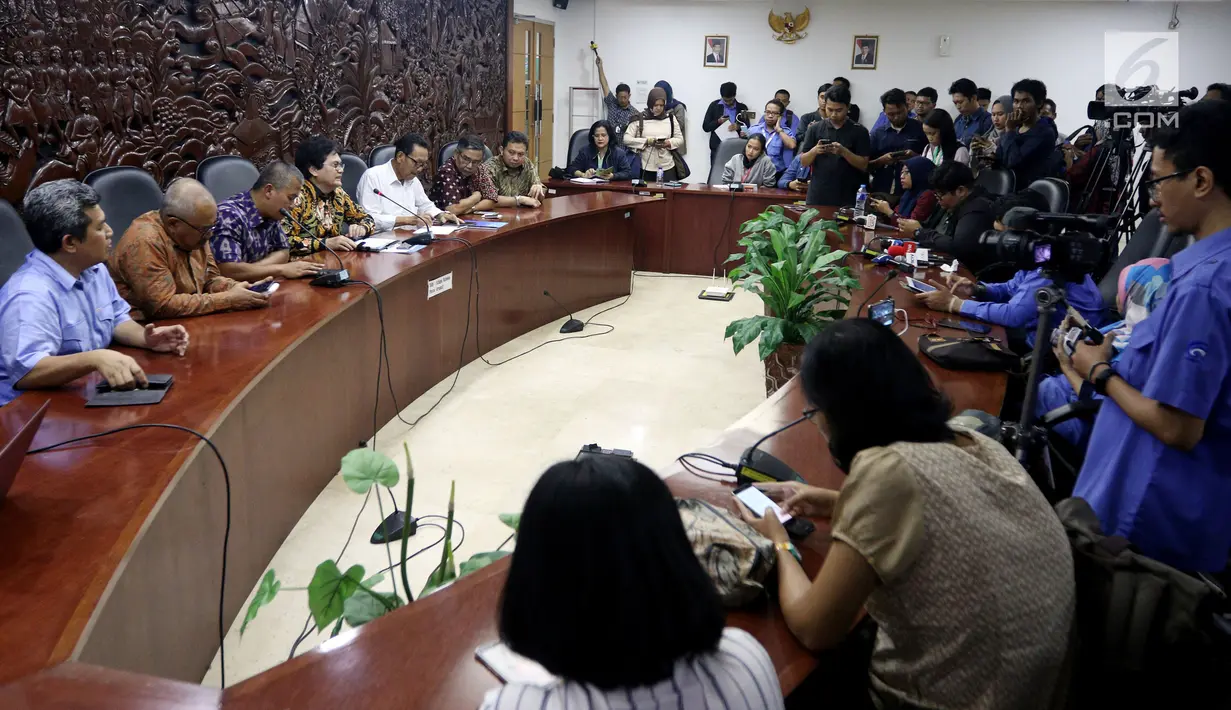 Suasana konferensi pers terkait batas akhir layanan bertahap kartu prabayar telekomunikasi di Kominfo, Jakarta, Rabu (28/2). Kemenkominfo akan memblokir secara bertahap nomor yang tidak mendaftarkan ulang mulai 1 Maret 2018. (Liputan6.com/JohanTallo)
