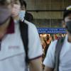 Komuter yang memakai masker berjalan menuju halte bus di Manila, Filipina, Kamis (8/9/2022). Meski penggunaan masker bukan keharusan, namun warga Filipina lanjut usia dan orang dengan gangguan kekebalan sangat dianjurkan untuk terus mengenakan masker. (AP Photo/Aaron Favila)