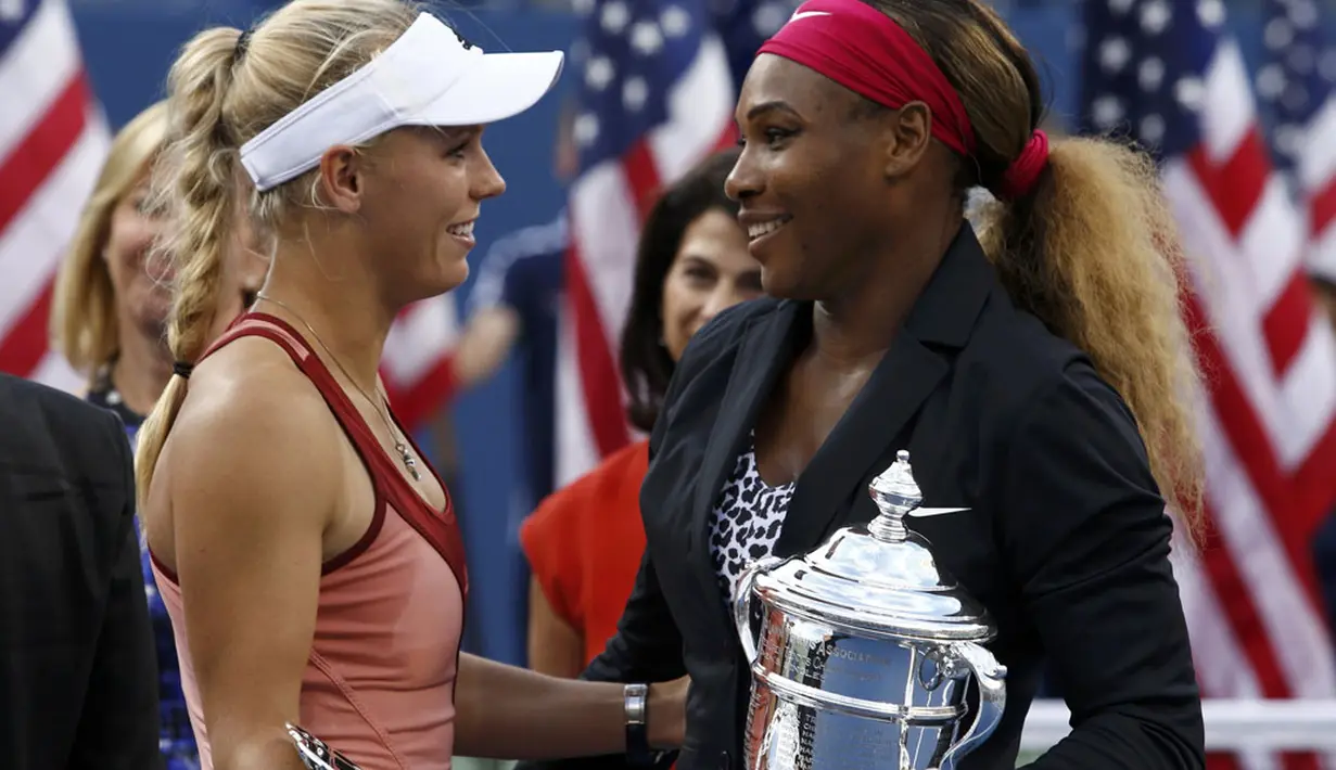 Petenis Amerika Serikat, Serena Williams (kanan), berbincang dengan Caroline Wozniacki, usai berlaga di final US Open 2014 yang berlangsung di Arthur Ashe, (7/9/2014). (REUTERS/Eduardo Munoz)