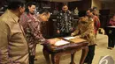 Ketua DPD Irman Gusman (kedua kiri) bersama Ketua BPK Harry Azhar Aziz (kanan) menandatangani berita acara penyerahan laporan hasil iktisar semester I tahun 2014, Jakarta, Jumat (5/12/2014). (Liputan6/Andrian M Tunay) 