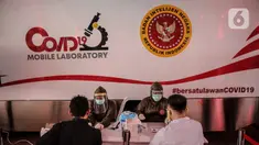 Petugas kesehatan melaksanakan tes diagnostik cepat Covid-19 di Terowongan Kendal, Jakarta, Rabu (6/5/2020). Pemeriksaan yang diselenggarakan BIN tersebut untuk mencegah penyebaran Covid-19 dari orang yang berpotensi terpapar saat beraktivitas di ruang publik. (Liputan6.com/Faizal Fanani)