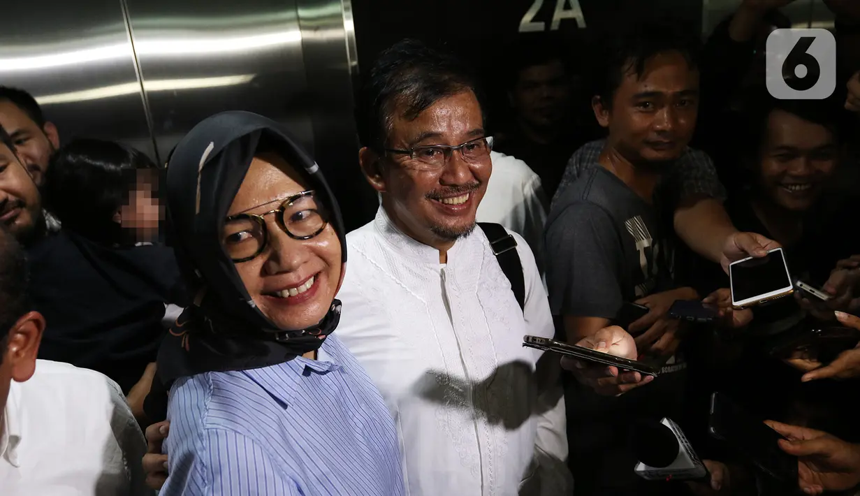 Mantan Dirut Pertamina Karen Agustiawan (kiri) usai keluar dari Rutan Salemba Cabang Kejaksaan Agung, Jakarta, Selasa (10/3/2020). Sebelumnya, Karen mengajukan kasasi usai divonis delapan tahun penjara oleh Pengadilan Tipikor Jakarta atas dugaan korupsi investasi blok BMG. (Liputan6.com/Johan Tallo)