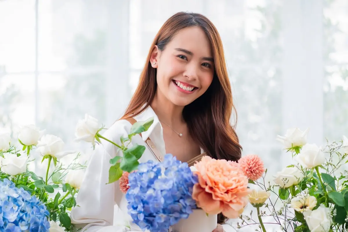 perempuan bahagia tertawa