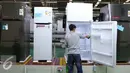 Pekerja membersihkan bagian dalam kulkas yang telah jadi di Pabrik LG Legok, Banten, Selasa (6/9). Pabrik ini berkapasitas produksi sekitar 5.000 unit kulkas per hari. (Liputan6.com/Angga Yuniar)