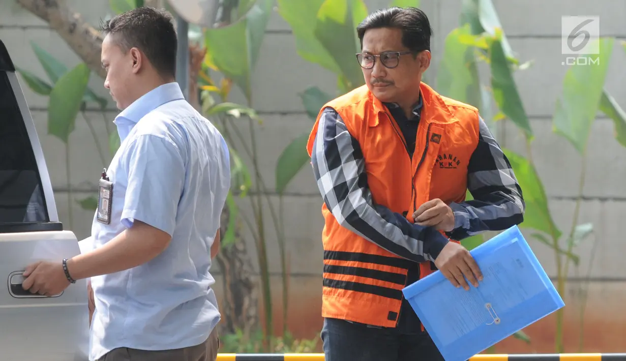 Tersangka Bowo Sidik Pangarso tiba untuk menjalani pemeriksaan di gedung KPK, Jakarta, Kamis (25/7/2019). Bowo Sidik Pangarso diperiksa dalam kasus dugaan suap terkait kerjasama pengangkutan bidang pelayaran yang menggunakan kapal PT Humpuss Transportasi Kimia (HTK). (merdeka.com/Dwi Narwoko)