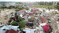 Pantauan udara ratusan rumah terendam lumpur dan tanah di Petobo, Palu Selatan, Sulawesi Tengah, Rabu (3/10). Menurut BNPB, sedikitnya 744 rumah terendam akibat fenomena likuifaksi. (Liputan6.com/Fery Pradolo)