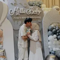 Dinda Hauw baru saja melahirkan anak keduanya. Istri Rey Mbayang itu melahirkan bayi laki-laki. Karena masih berdekatan dengan anak pertamanya, Dinda memilih lahiran anak kedua secara caesar. [Instagram/rey_mbayang]