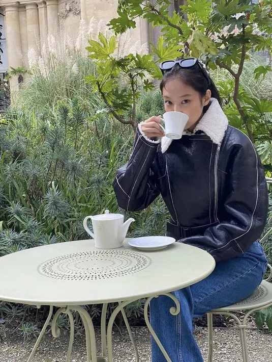 Jennie Blackpink tampak mengenakan jaket kulit dengan aksen kerah bulunya. Ia memadukannya denhan celana denim dan sungless sebagai pelengkap penampilan.(@jennierubyjane)