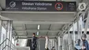 Petugas memeriksa suhu tubuh calon penumpang LRT di Stasiun Velodrome, Rawamangun, Jakarta, Selasa (3/3/2020). LRT Jakarta melakukan upaya pencegahan penyebaran virus corona (Covid-19) dengan cara seperti membersihkan pegangan kereta (handgrip). (merdeka.com/Iqbal S. Nugroho)