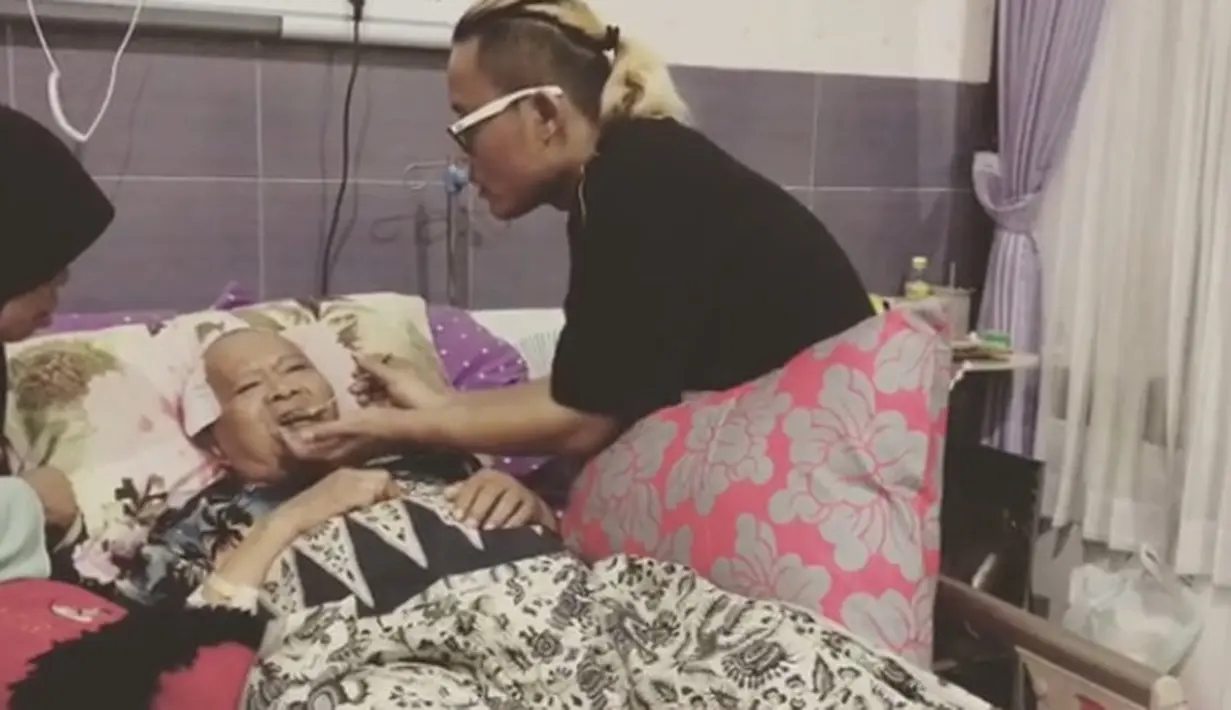 Dalam foto ini terlihat Sule sedang menyuapi makanan ke dalam mulut sang ayah sewaktu almarhum terbaring di rumah sakit. Perlakuan Sule ini pun mendapat banyak pujian dan menyebutnya anaknya yang berbakti. (Instagram/ferdinan_sule)