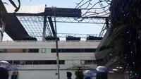 Atap di sisi gedung parkir domestik Terminal 3 Bandara Internasional Soekarno Hatta, terlepas. (Liputan6.com/Pramita Tristiawati)