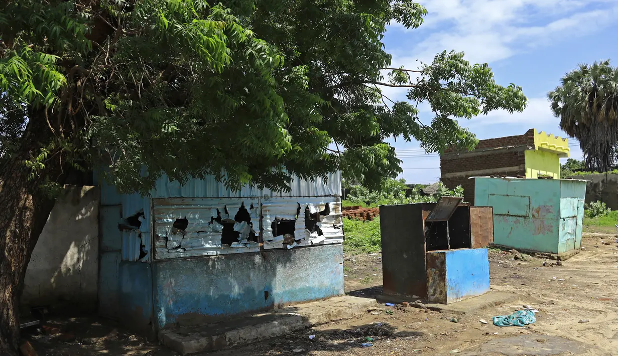 Stan yang rusak setelah bentrokan etnis di sebuah pasar di kota Roseires, Sudan tenggara (8/8/2022). Bentrokan etnis dalam sengketa tanah yang mematikan di negara bagian Nil Biru Sudan telah menewaskan 105 orang dan melukai 291, kata menteri kesehatan negara bagian itu. (AFP/Ashraf Shazly)