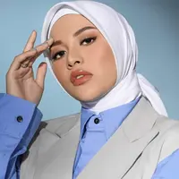 Agar lebih rapi saat silahturahmi virtual, bisa mengenakan kemeja dengan luaran vest seperti Aurel Hermansyah ini. Dipadukan kerudung segi empat putih dengan model dililit kebelakang. (Instagram @aurelie.hermansyah)
