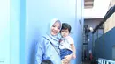 "Aku enggak menuntut banyak, dia harus jadi orang yang soleh banget atau gimana. Yang penting sih dia ngerti Islam seperti apa, terus dia juga mau pelajarin. Sama ya dia juga mau amalin ke anak-anaknya juga," kata Natasha Rizky. (Nurwahyunan/Bintang.com)