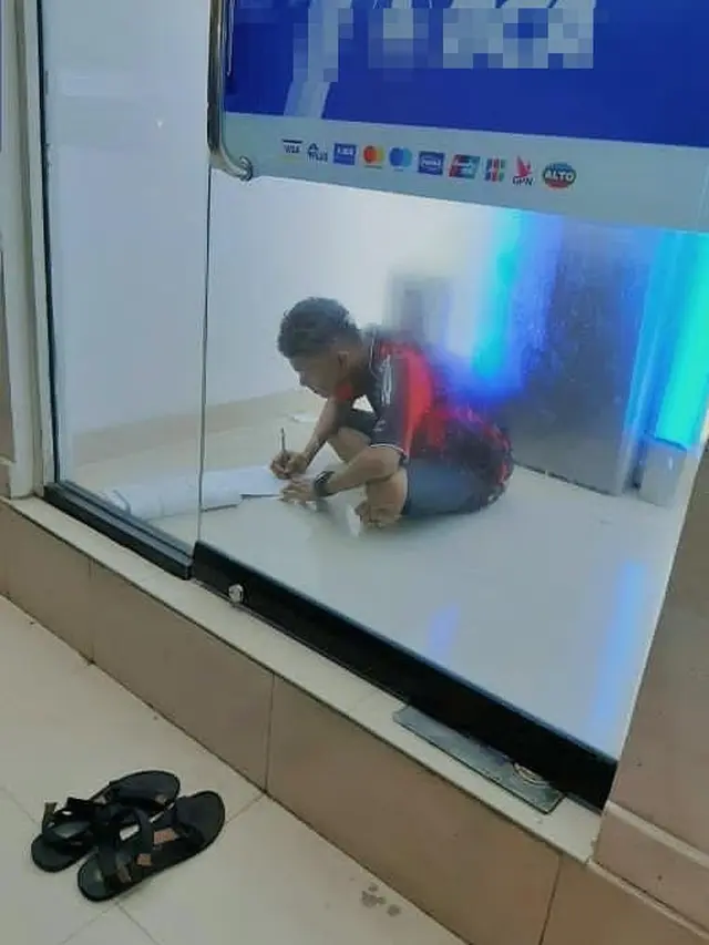 Potret Lucu saat Bikin Tugas di Tempat Nyeleneh Ini Bikin Geleng-Geleng