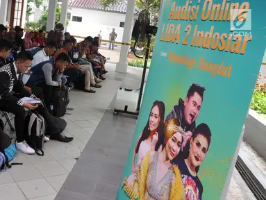 Peserta menunggu audisi Liga Dangdut Indonesia 2 (LIDA 2) di Wisma Perdamaian Semarang, Jawa Tengah, Minggu (16/12). Indosiar menggelar audisi LIDA 2 secara serentak di tiga provinsi hari ini. (Liputan6.com/Gholib)