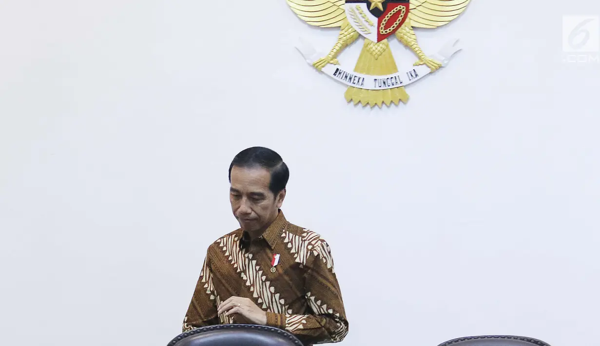 Presiden Joko Widodo (Jokowi) bersiap memimpin rapat terbatas terkait peraturan transportasi online di Kantor Presiden, Jakarta, Selasa (18/7). Dalam rapat, Jokowi meminta para menteri menanggapi fenomena transportasi online. (Liputan6.com/Angga Yuniar)