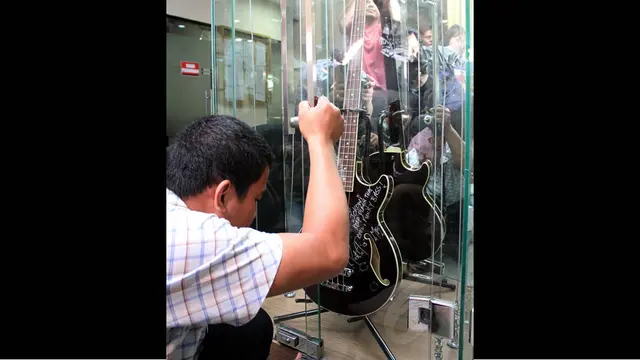 KPK Pajang Gitar Mettalica Milik Jokowi