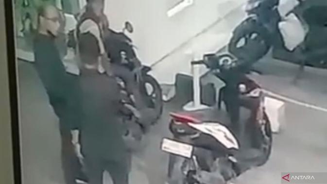 Ngaku Kasat Narkoba Polda Metro, Pria Tipu Ojol dan Bawa Kabur Motor