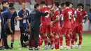 Pelatih Timnas Indonesia U-22, Indra Sjafri, memberikan instruksi kepada para pemain dalam pertandingan uji coba timnas Indonesia U-22 melawan Lebanon yang berlangsung di Stadion Utama Gelora Bung Karno (SUGBK), Jakarta, Jumat (14/4/2023). (Bola.com/Abdul Aziz)