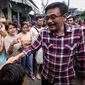 Cawagub DKI Jakarta Djarot Saiful Hidayat menyapa warga saat kampanye di Kembangan Utara, Jakarta, Rabu (9/11). Meski sempat dapat penolakan dari sekelompok orang, namun Djarot tetap blusukan untuk menyerap aspirasi warga. (Liputan6.com/Faizal Fanani)