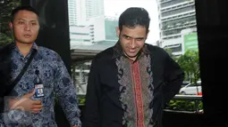 Terpidana korupsi Wisma Atlet Muhammad Nazaruddin tiba di Gedung KPK untuk menjalani pemeriksaan, Jakarta, Jumat (5/2). Semenjak turun dari mobil tahanan, Nazaruddin tampak terus memegang pinggang dan perutnya sembari berjalan. (Liputan6.com/Helmi Afandi)