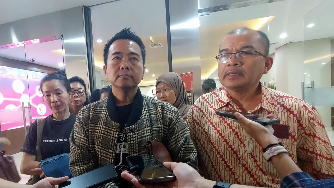 Sejumlah mantan pemain sirkus Oriental Circus Indonesia (OCI) yang pernah tampil di Taman Safari Indonesia, mendatangi Gedung Bareskrim Polri, Jakarta Selatan, Selasa (6/5/2025).