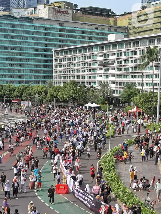Warga tengah melakukan CFD di Bundaran HI, Jakarta, Minggu (16/10/2022). Anies berkeliling menggunakan sepeda menuju Balai Kota sambil menyapa warga Jakarta di hari terakhirnya menjabat sebagai DKI 1. (Liputan6.com/Angga Yuniar)