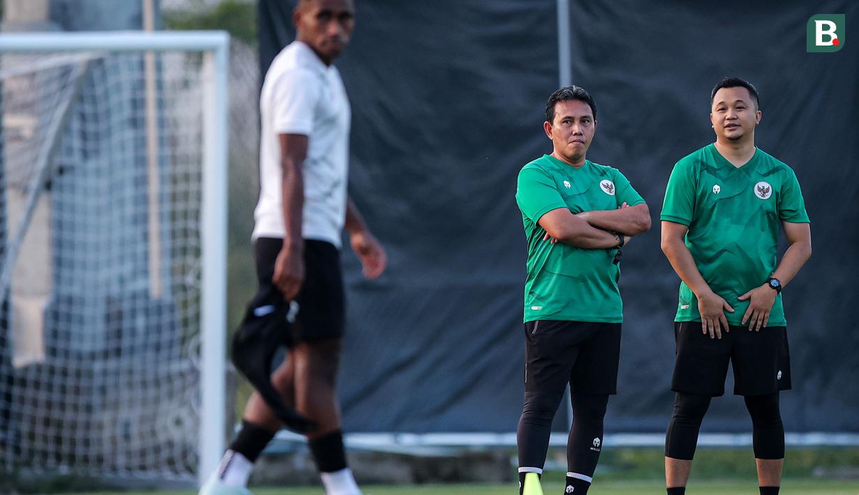 <p>Pelatih kepala Timnas Indonesia U-17, Bima Sakti (tengah) saat memimpin official training skuad Timnas Indonesia U-17 di Lapangan Latihan A Gelora Bung Tomo, Surabaya, Minggu (12/11/2023) sore menjelang laga kedua Grup A Piala Dunia U-17 2023 menghadapi Panama yang akan berlangsung di Stadion Gelora Bung Tomo, Senin, 13 November 2023. (Bola.com/Bagaskara Lazuardi)</p>