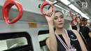 Model berpose saat memeragakan busana pada acara Jakarta Fashion & Food Festival (JFFF) 2019 di gerbong Light Rail Transit (LRT) Jakarta rute Stasiun Velodrome-Stasiun Boulevard Utara, Jakarta, Selasa (13/8/2019). (merdeka.com/Iqbal Nugroho)