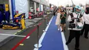 Usai menyaksikan sesi latihan bebas pertama, penonton diberi kesempatan melihat dari dekat suasana paddock atau atau tempat para pembalap, tim mekanik, serta kru balap Formula E bekerja. (Liputan6.com/Herman Zakharia)